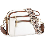 Borsa a tracolla bianca in pelle sintetica con dettagli marroni, cerniere dorate e tracolla regolabile floreale. Accessorio moda elegante e versatile.