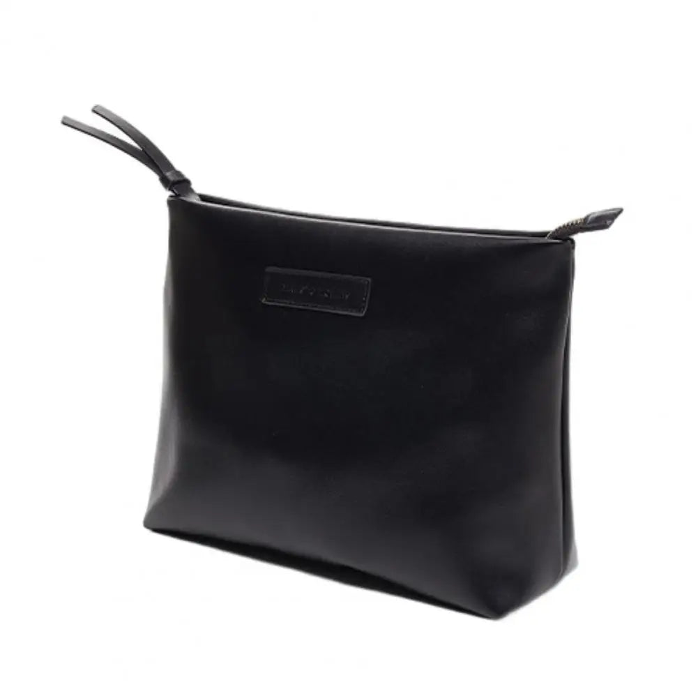 Astuccio nero in pelle, design elegante e minimalista, ideale per cosmetici o accessori da viaggio. Chiusura con zip, alta qualità artigianale.