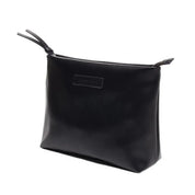 Astuccio nero in pelle, design elegante e minimalista, ideale per cosmetici o accessori da viaggio. Chiusura con zip, alta qualità artigianale.