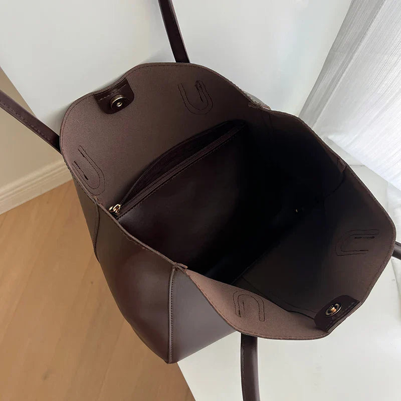 Borsa shopper in pelle marrone aperta, con tasca interna con zip, design elegante e spazioso, ideale per moda donna e accessori di lusso.