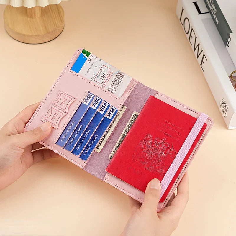 Portafoglio da viaggio rosa con passaporto rosso, carte di credito e biglietti aerei. Accessorio organizzato per viaggiatori.