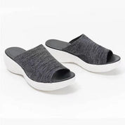 Sandali donna con zeppa, tessuto grigio, suola bianca antiscivolo. Calzature estive comode, design moderno, ideali per passeggiate.