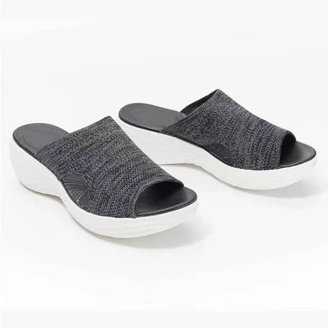 Sandali donna con zeppa, tessuto grigio, suola bianca antiscivolo. Calzature estive comode, design moderno, ideali per passeggiate.