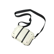 Borsa a tracolla bianca con cinghie nere, design moderno e minimalista, ideale per moda urbana e casual. Accessorio unisex versatile e pratico.