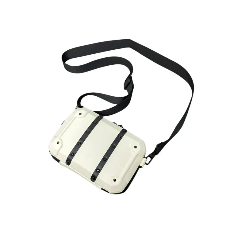 Borsa a tracolla bianca con cinturini neri, design moderno e minimalista, ideale per moda urbana e casual. Accessorio unisex versatile e trendy.