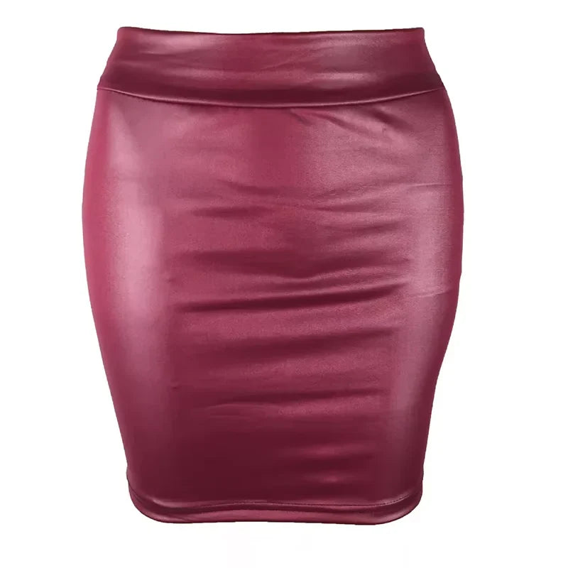 Gonna a tubino in ecopelle rosso bordeaux, design aderente, lunghezza sopra il ginocchio, ideale per look eleganti e casual.