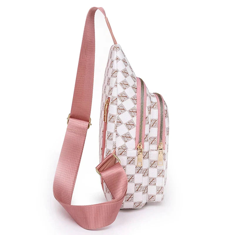 Zaino a tracolla donna, motivo a scacchi bianco e rosa, cerniere dorate, spallaccio regolabile, stile casual, moda femminile, accessorio elegante.