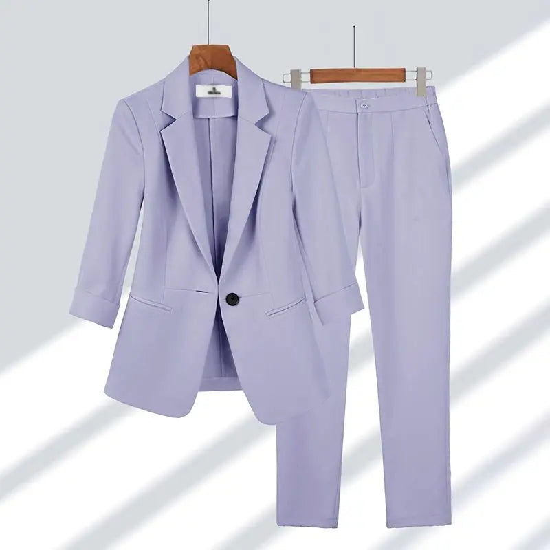 Completo donna elegante color lavanda, giacca monopetto e pantaloni abbinati. Moda femminile, abbigliamento formale, tendenza 2023.