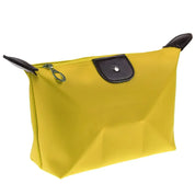 Borsa cosmetica gialla in nylon con cerniera e dettagli in pelle marrone, ideale per viaggio, resistente e impermeabile.