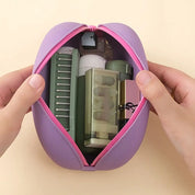 Custodia da viaggio viola aperta, contenente articoli da toeletta e cosmetici. Design compatto, ideale per organizzare accessori beauty.