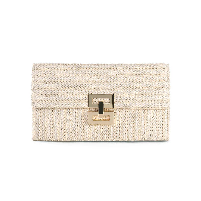 Clutch beige in paglia intrecciata con chiusura metallica dorata, elegante e versatile, perfetta per eventi estivi e serate glamour.