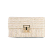 Clutch beige in paglia intrecciata con chiusura metallica dorata, elegante e versatile, perfetta per eventi estivi e serate glamour.