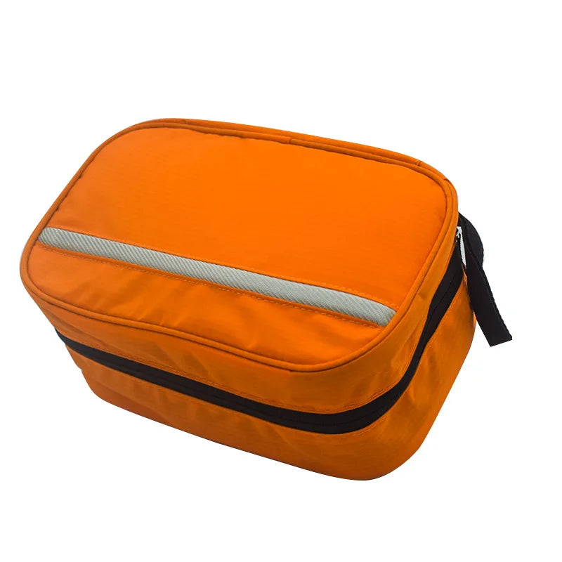 Borsa termica arancione con cerniera, tasca frontale riflettente, ideale per picnic, pranzo al sacco, conservazione cibi. Accessorio pratico e resistente.