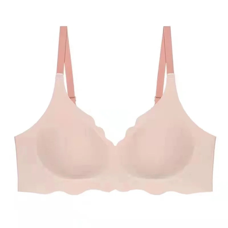 Reggiseno senza cuciture color carne con spalline regolabili, design a coppa piena, comfort quotidiano, intimo donna elegante e morbido.