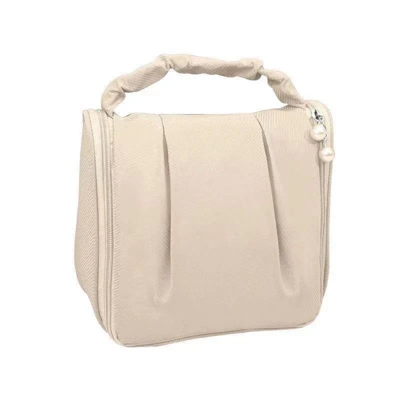Borsa cosmetica beige con manico intrecciato, chiusura a zip, design elegante, ideale per viaggio, organizer trucco, accessori moda donna.