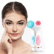 Spazzola elettrica per pulizia viso con testine intercambiabili, ideale per esfoliazione e cura della pelle, accanto a modella sorridente.