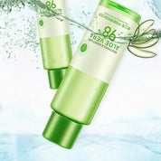 Due bottiglie di gel idratante all'aloe vera, immerse in acqua, con etichetta verde. Prodotto per cura della pelle, idratazione naturale.