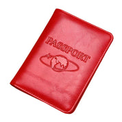 Custodia passaporto in pelle rossa con incisione globo e aereo, accessorio viaggio elegante e protettivo, ideale per documenti internazionali.