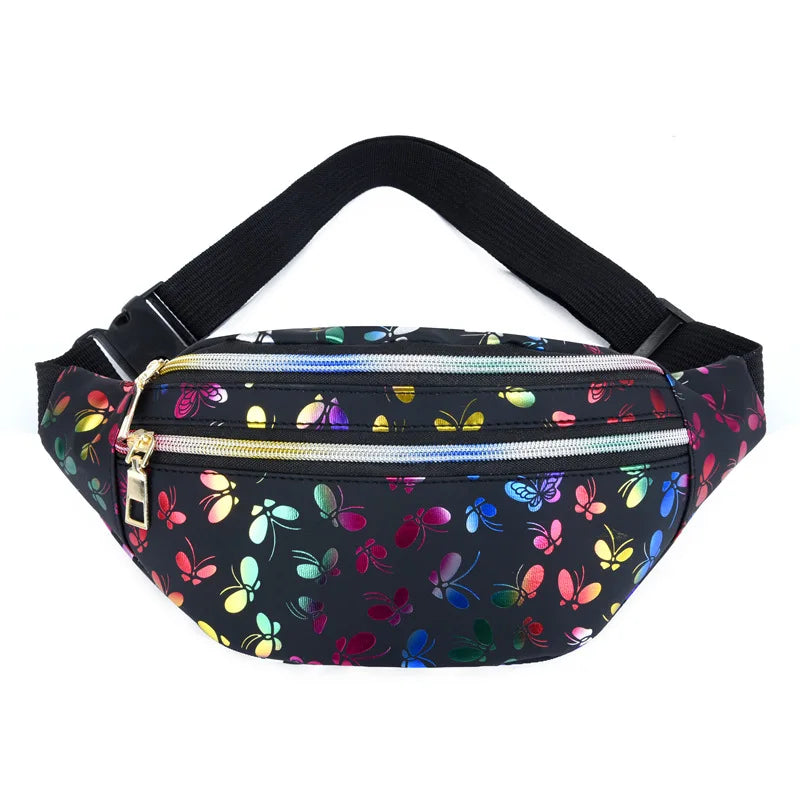 Marsupio nero con stampa di farfalle colorate, doppia cerniera dorata e cintura regolabile. Accessorio moda pratico e trendy per ogni occasione.