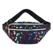 Marsupio nero con stampa di farfalle colorate, doppia cerniera dorata e cintura regolabile. Accessorio moda pratico e trendy per ogni occasione.