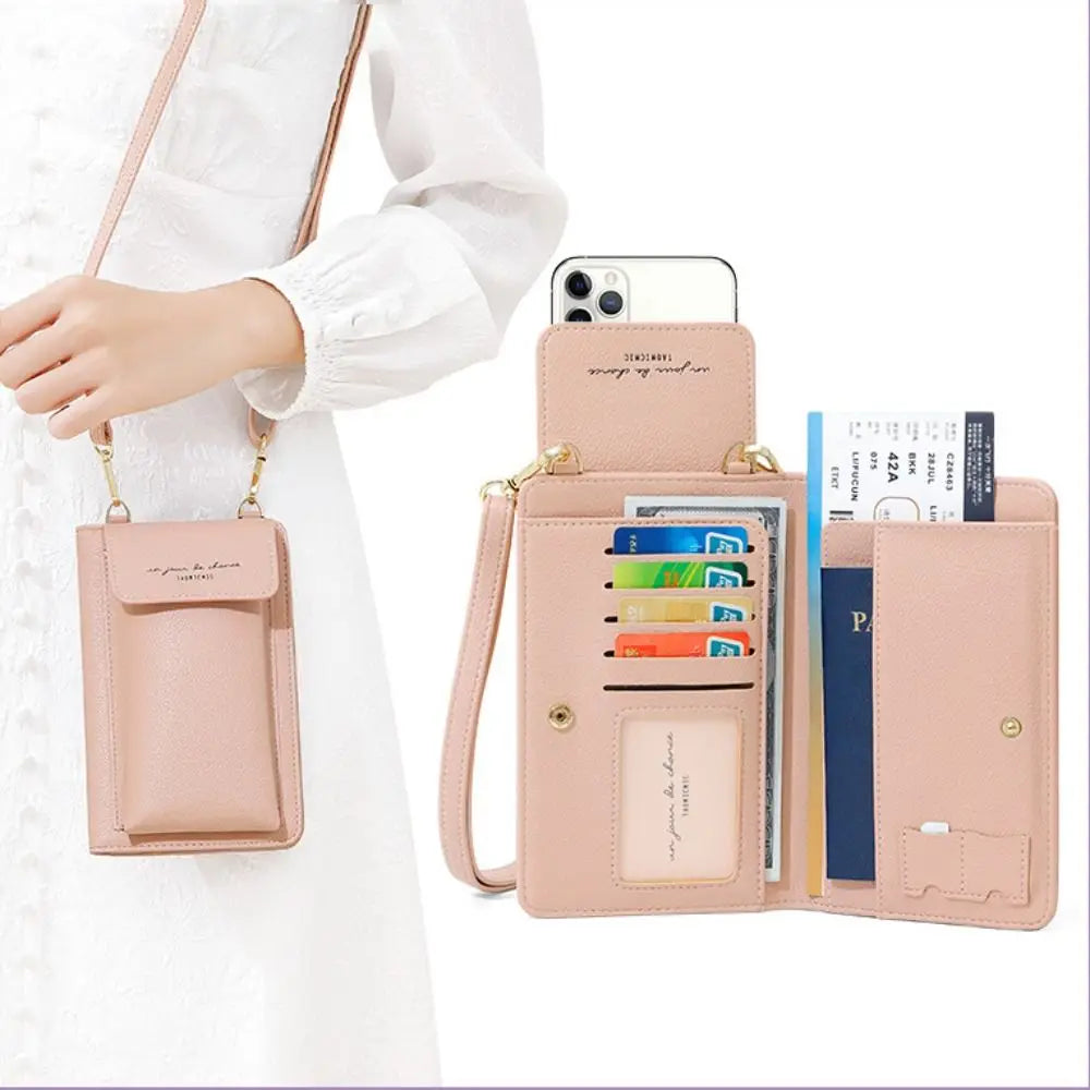 Portafoglio a tracolla rosa in pelle, multifunzionale, con scomparti per carte, passaporto e smartphone. Accessorio moda donna elegante e pratico.