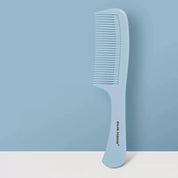 Pettine azzurro in plastica su sfondo blu, design ergonomico, ideale per capelli lisci e ricci. Accessorio essenziale per la cura dei capelli.