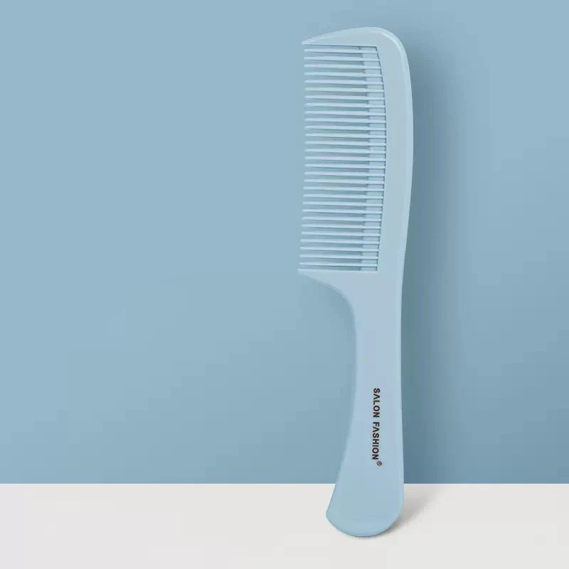 Pettine azzurro in plastica su sfondo blu, design ergonomico, ideale per capelli lisci e ricci. Accessorio essenziale per la cura dei capelli.