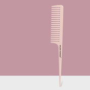 Pettine a coda rosa in plastica, design antistatico, ideale per styling e sezionamento capelli. Accessorio professionale per parrucchieri.