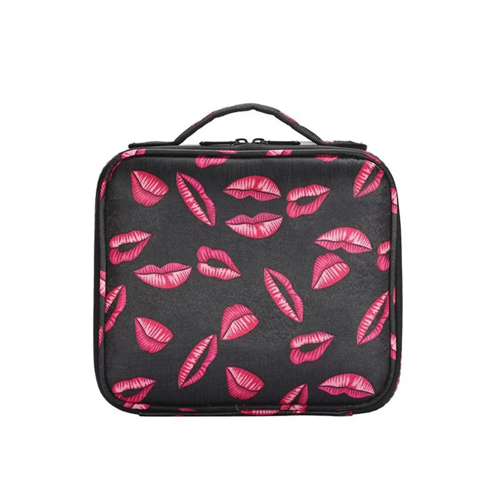 Custodia nera con stampa di labbra rosa, manico superiore, ideale per cosmetici o accessori da viaggio. Design elegante e funzionale.