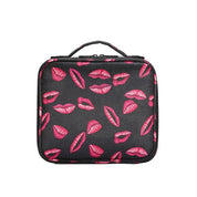 Custodia nera con stampa di labbra rosa, manico superiore, ideale per cosmetici o accessori da viaggio. Design elegante e funzionale.