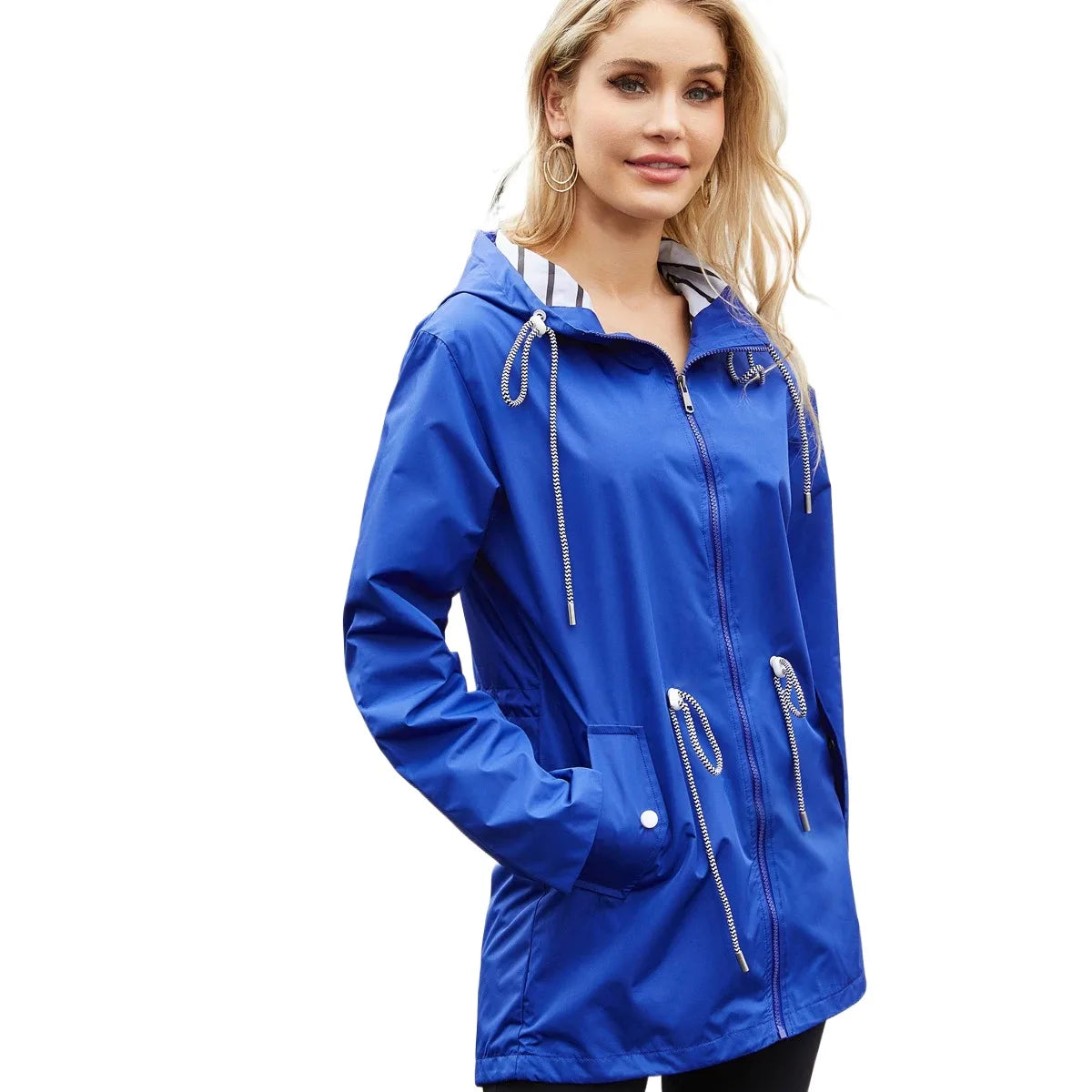 Giacca impermeabile donna blu con cappuccio, cerniera frontale e tasche. Moda casual, ideale per pioggia e outdoor. Disponibile in varie taglie.