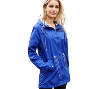 Giacca impermeabile donna blu con cappuccio, cerniera frontale e tasche. Moda casual, ideale per pioggia e outdoor. Disponibile in varie taglie.