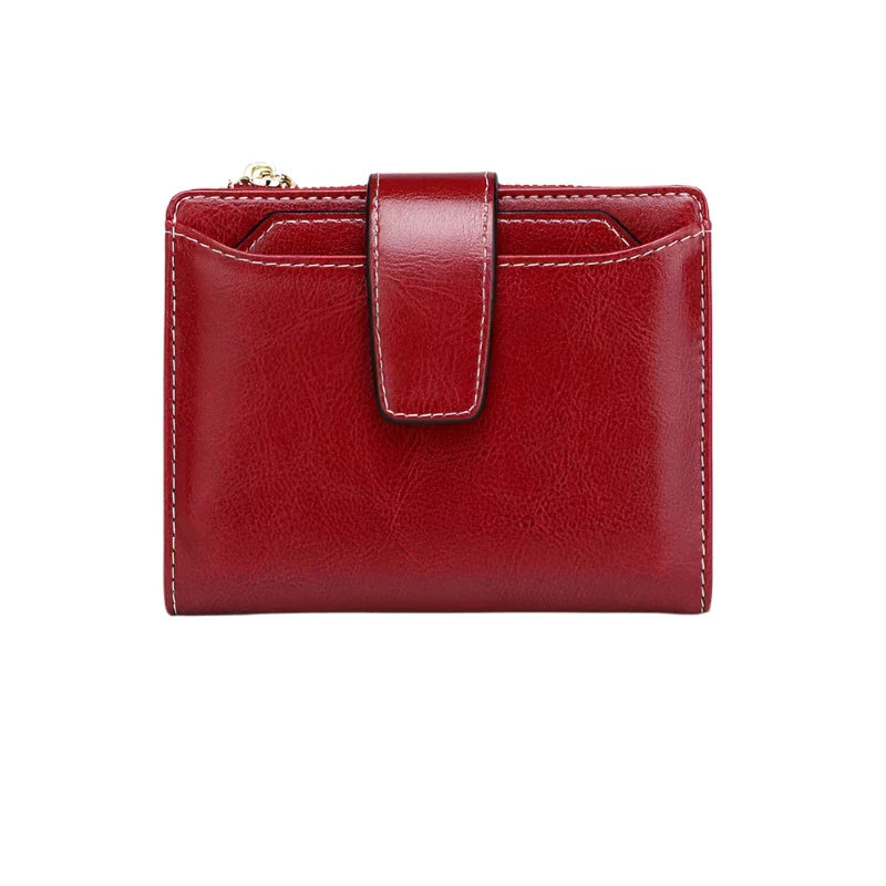 Portafoglio donna in pelle rossa con chiusura a bottone, design elegante e compatto, ideale per carte e contanti. Accessorio moda di alta qualità.