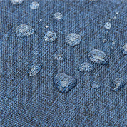 Gocce d'acqua su tessuto impermeabile blu, texture resistente all'acqua, ideale per abbigliamento outdoor e accessori protettivi.