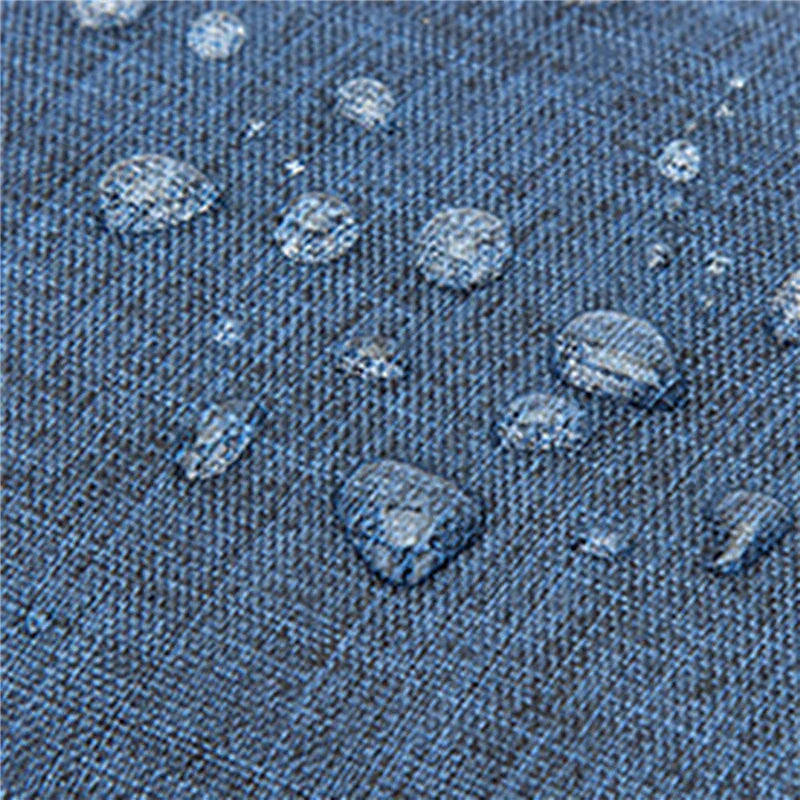Gocce d'acqua su tessuto impermeabile blu, texture resistente all'acqua, ideale per abbigliamento outdoor e accessori protettivi.