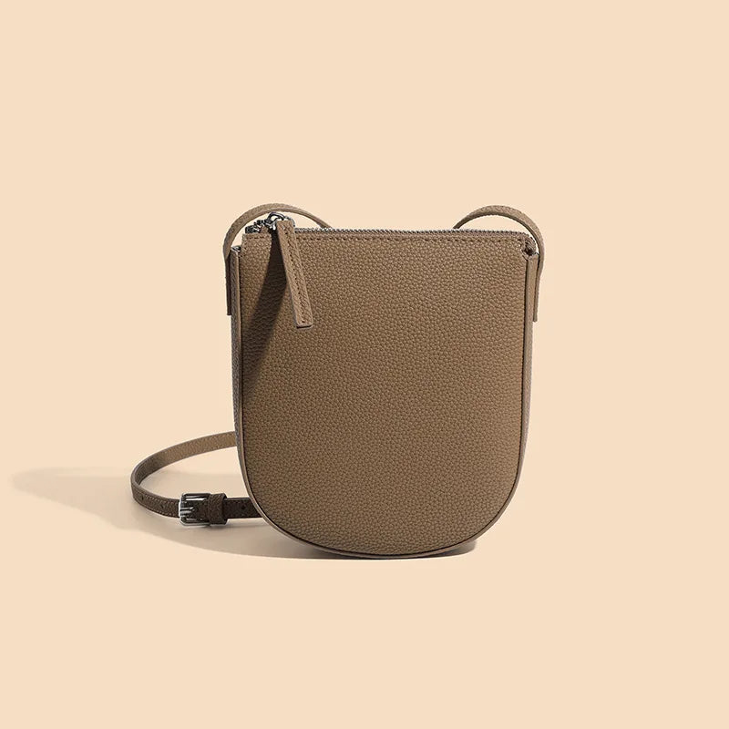 Borsa a tracolla in pelle marrone chiaro, design minimalista, chiusura con zip, ideale per moda donna, accessorio elegante e versatile.