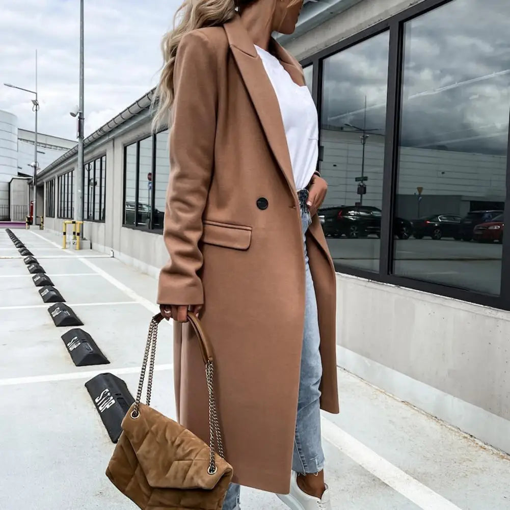 Donna con cappotto cammello elegante, jeans e borsa trapuntata marrone. Moda autunnale, abbigliamento casual chic, stile urbano.