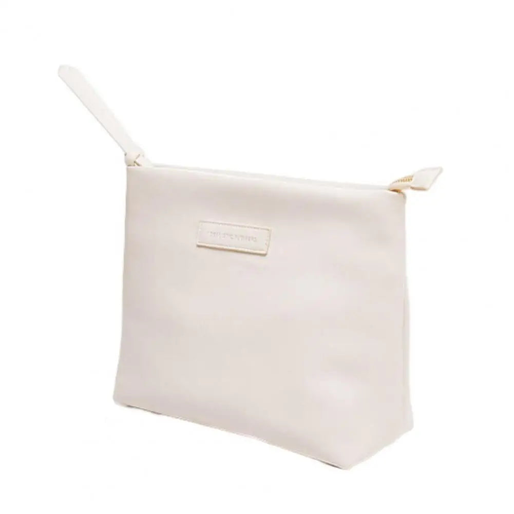 Pochette bianca in pelle con cerniera, design minimalista, ideale per cosmetici o accessori. Elegante e pratica per uso quotidiano.