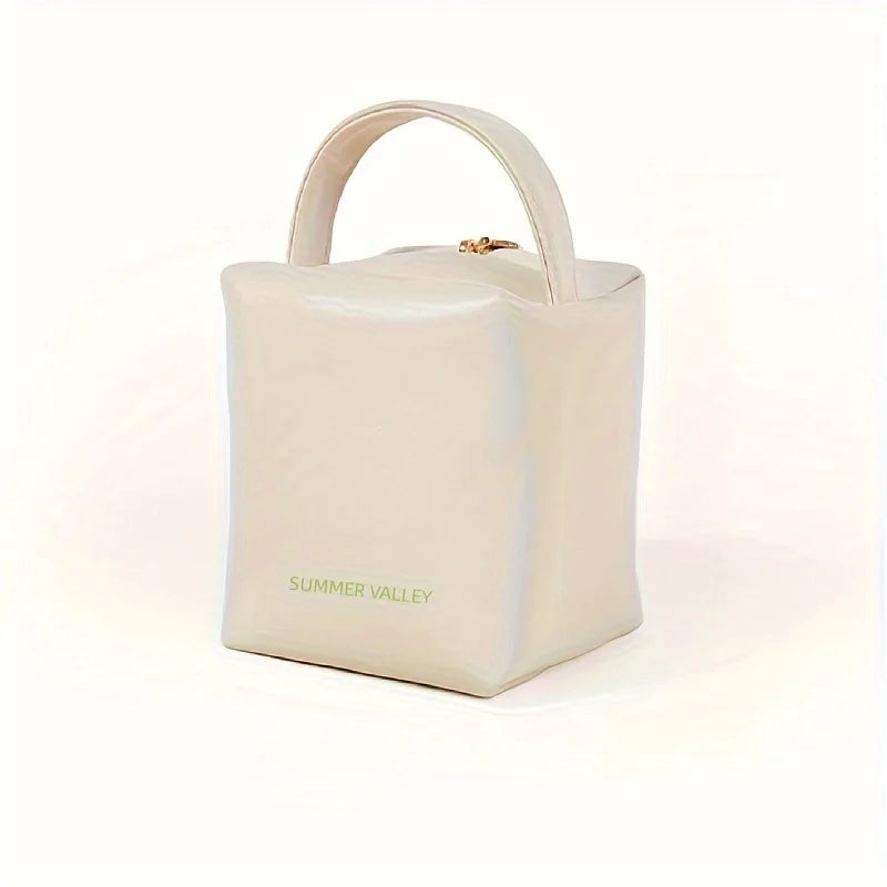 Borsa a mano beige Summer Valley, design cubico, chiusura superiore con zip, manico singolo. Accessorio moda elegante e minimalista.