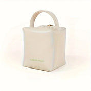 Borsa a mano beige Summer Valley, design cubico, chiusura superiore con zip, manico singolo. Accessorio moda elegante e minimalista.