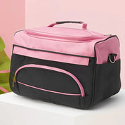 Borsa termica rosa e nera con manico, tasca frontale con cerniera, ideale per picnic e viaggi. Design moderno e funzionale.