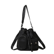 Zaino a secchiello nero in nylon con tasche multiple e tracolla regolabile, design moderno e funzionale, ideale per uso quotidiano e viaggi.