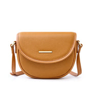 Borsa a tracolla in pelle marrone chiaro, design elegante e minimalista, chiusura magnetica, ideale per moda donna, accessorio versatile.