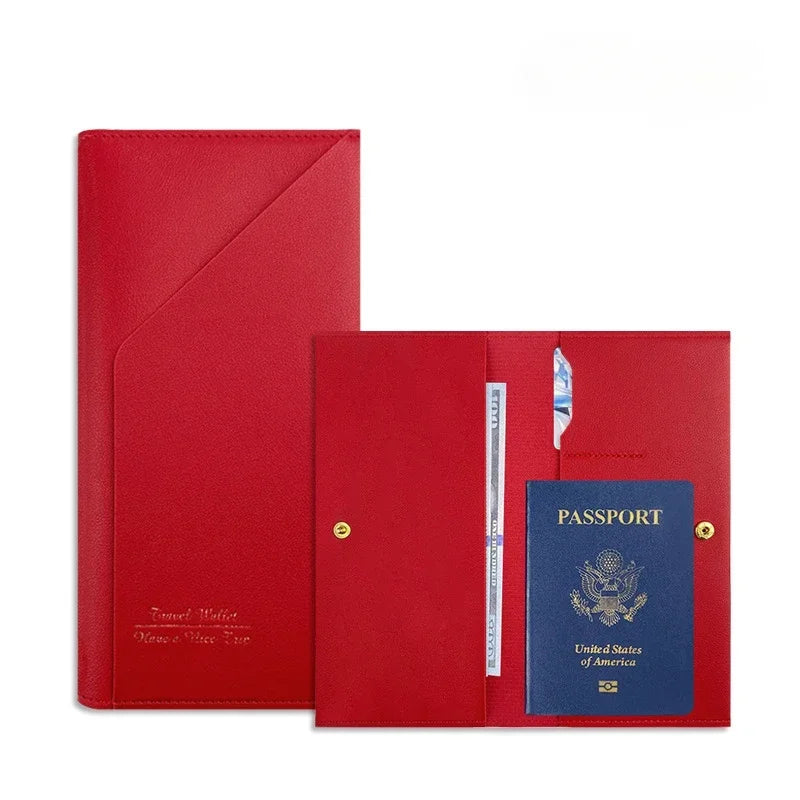 Custodia passaporto in pelle rossa con scomparti per documenti di viaggio e carte. Design elegante e funzionale, ideale per viaggiatori.