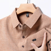Camicia uomo a righe marrone chiaro, colletto classico, manica lunga, bottoni scuri, tessuto casual elegante. Ideale per moda autunnale.