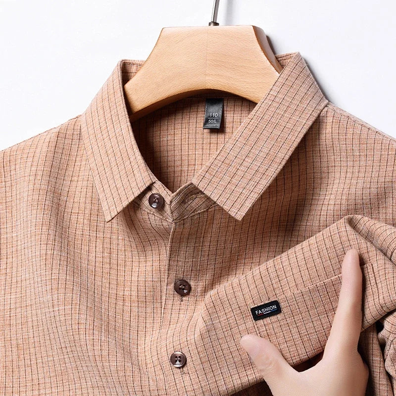 Camicia uomo a righe marrone chiaro, colletto classico, manica lunga, bottoni scuri, tessuto casual elegante. Ideale per moda autunnale.