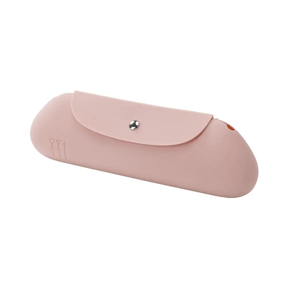 Custodia occhiali rosa in silicone, design elegante e moderno, chiusura a bottone, ideale per protezione e trasporto occhiali da sole o vista.