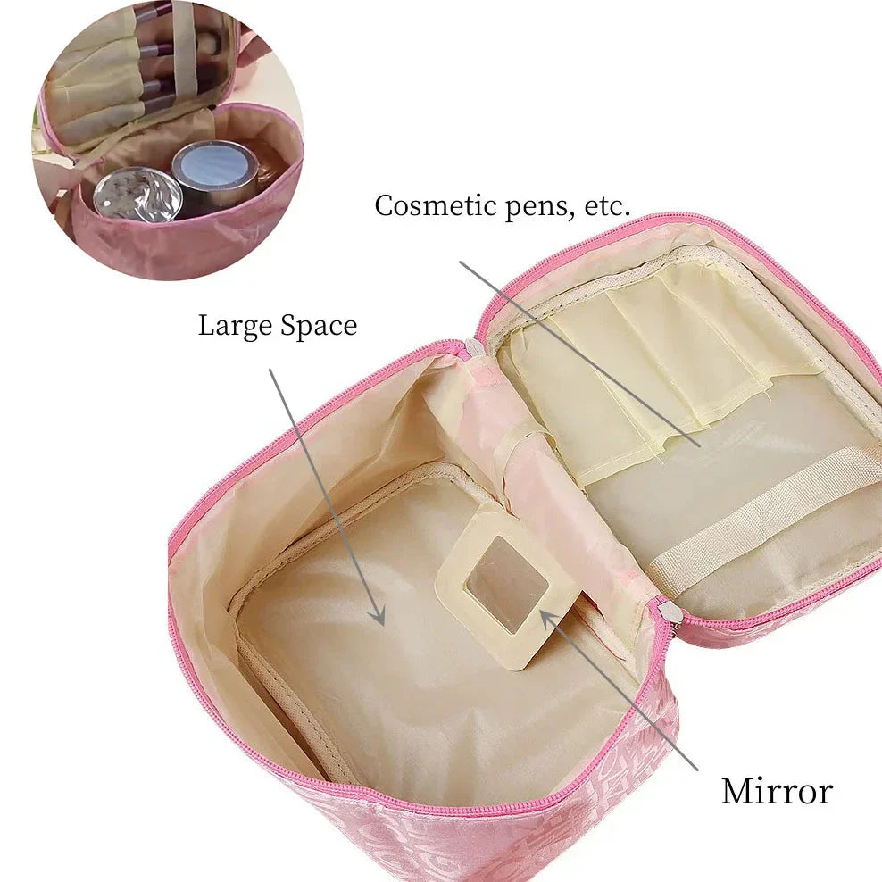 Astuccio cosmetico rosa con ampio spazio, specchio integrato e scomparti per penne cosmetiche. Ideale per organizzare trucchi e accessori.