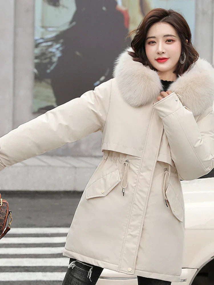 Giacca invernale donna beige con cappuccio in pelliccia sintetica, design elegante, calda e alla moda, perfetta per l'inverno.