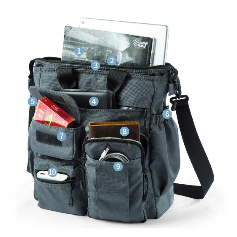 Borsa a tracolla organizer nera con tasche multiple, contenente tablet, libri, portafoglio e accessori. Ideale per lavoro e viaggio.